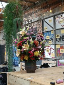 aankleding met planten en bloemstuk op fashion event